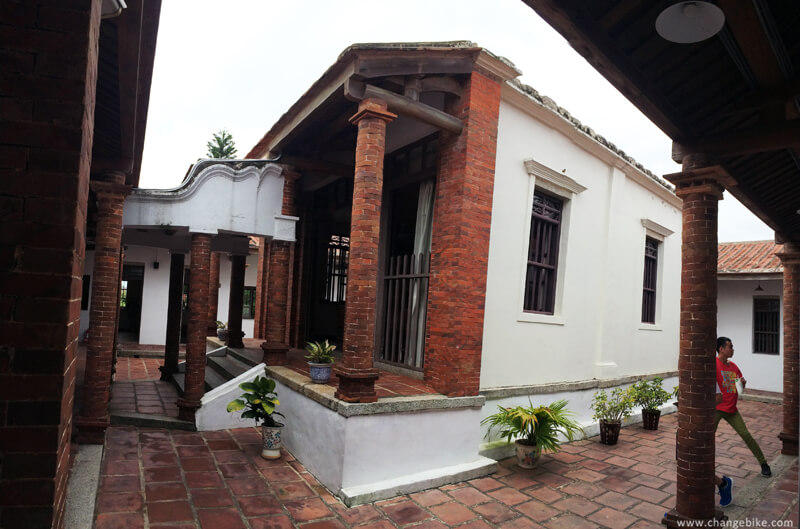 changebike travel bike in Kinmen Shuitou Village Jinshui Elementary School